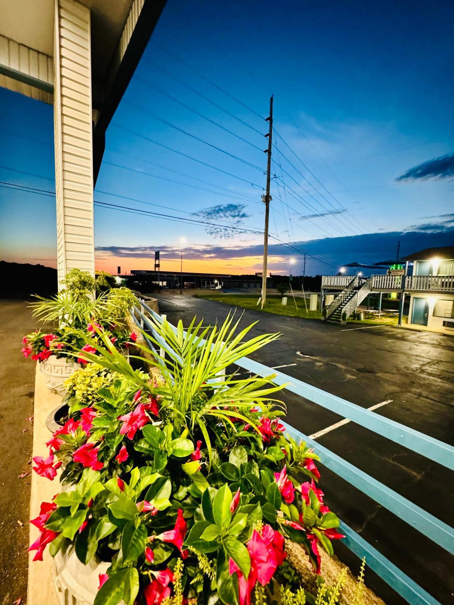 Ozark Inn And Suites โอเซจบีช ภายนอก รูปภาพ